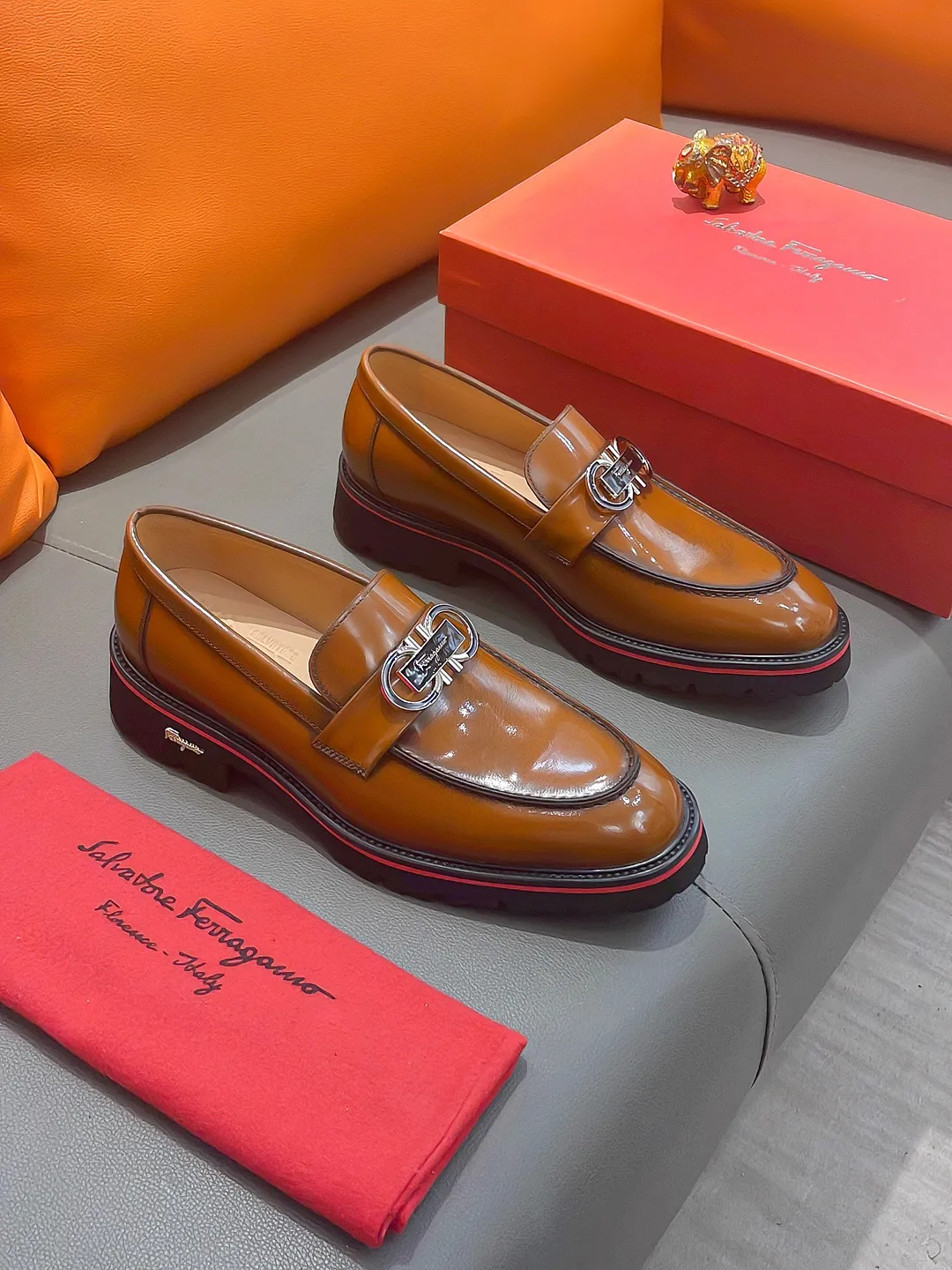 Men's shoes FERRAGAMO "Ferragamo" P540 Regular size: 39-44 (38, 45, 46, 47 customized) (suit shoes) Product materials: Selected first-layer cowhide upper, imported sheepskin lining; original outsole.